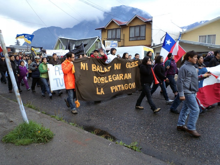 1280px-Marcha_en_Puerto_Aysén_2 Este es un archivo de Wikimedia Commons, un depósito de contenido libre hospedado por la Fundación Wikimedia.